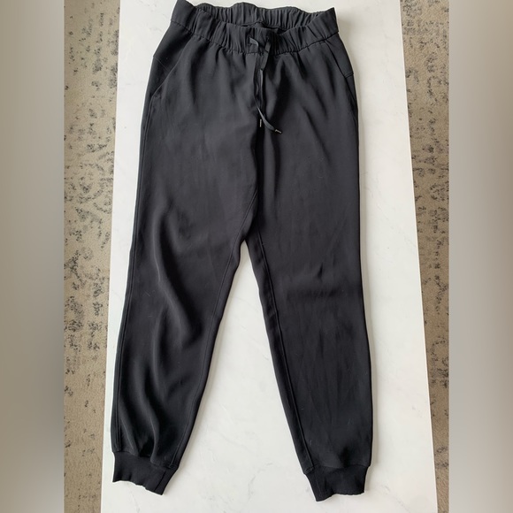 Lululemon Black On the Fly Joggers. Size 4 - Picture 1 of 8
